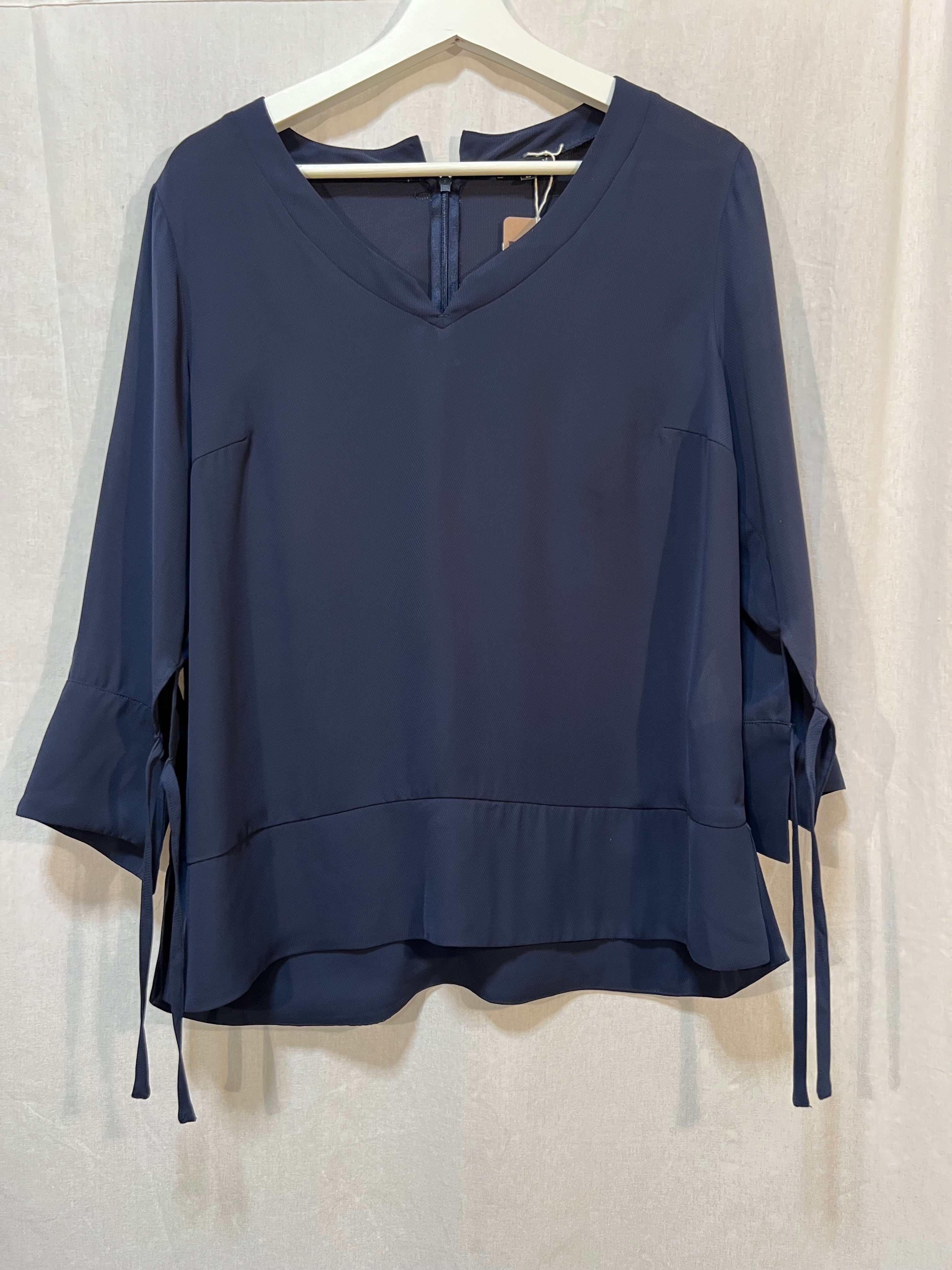 Skir blus med knytdetalj på ärm