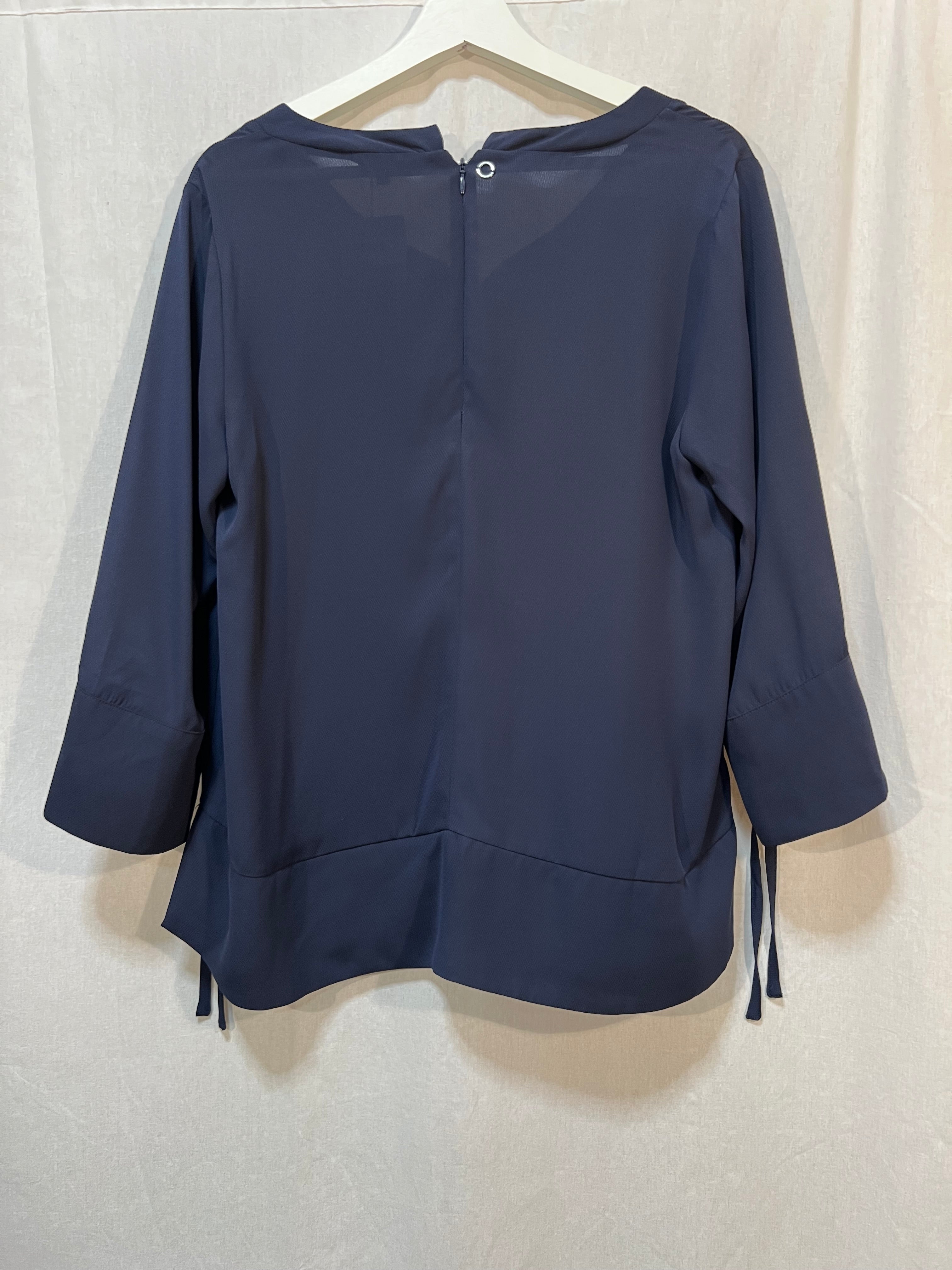 Skir blus med knytdetalj på ärm