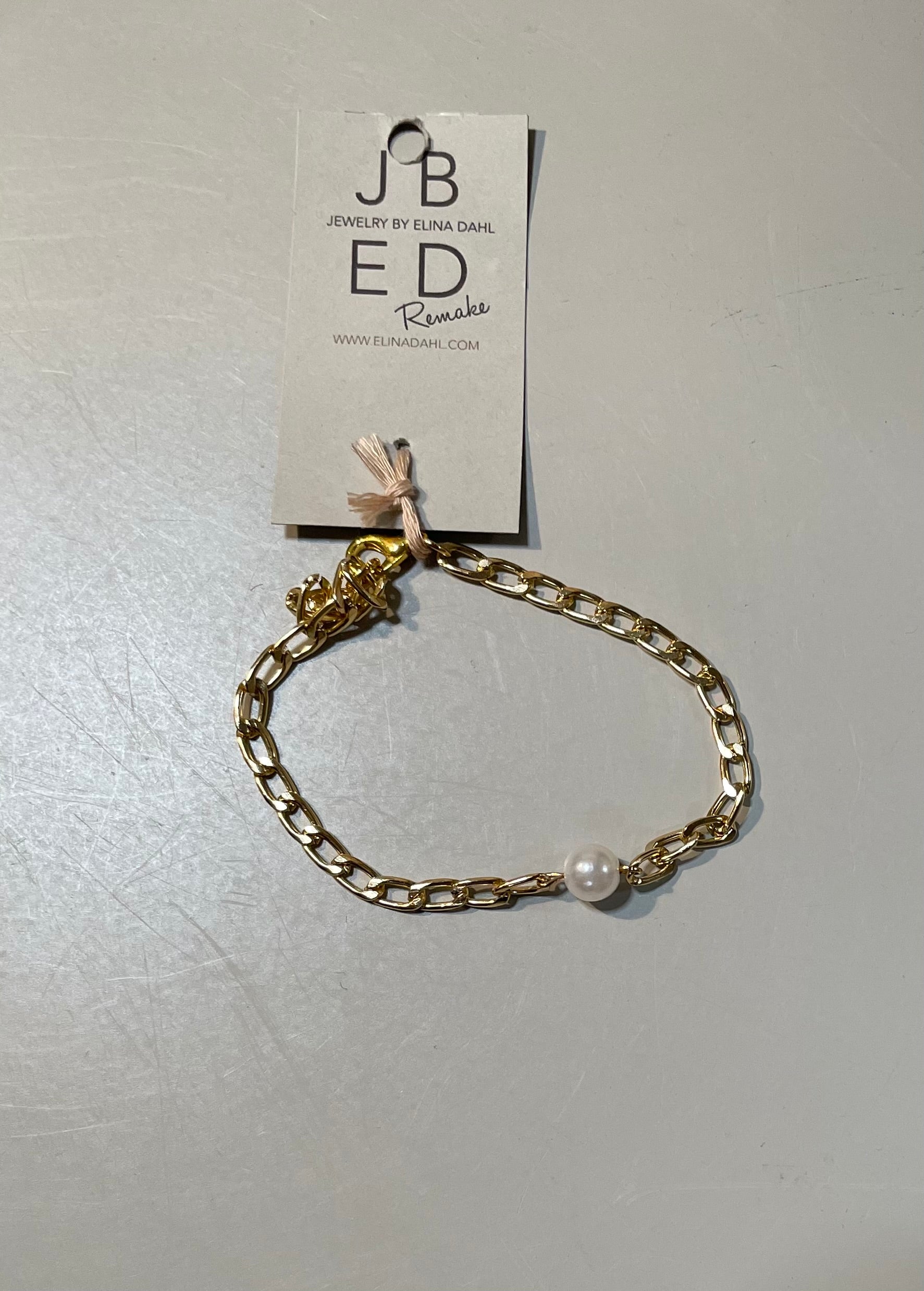 Armband guldigt vit pärla